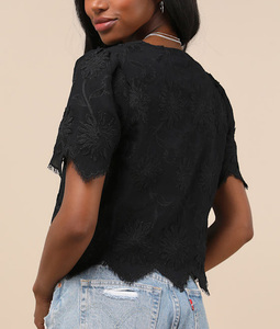 Novedad de Verano 2026: Blusa Corta Casual para Mujer con Bordado Floral, Escote en V Profundo, Cierre de Lazo y Dobladillo con Flecos - Product Image 4