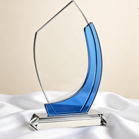Trophée en verre bleu incurvé vierge, personnalisable avec logo gravé au laser, plaque de récompense écologique pour événements annuels d'entreprise, vente en gros usine