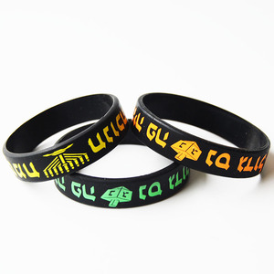 Pulsera de silicona luminosa impresa en blanco y negro con logotipo personalizado, pulseras promocionales de pequeño regalo con letras personalizadas - Product Image 2