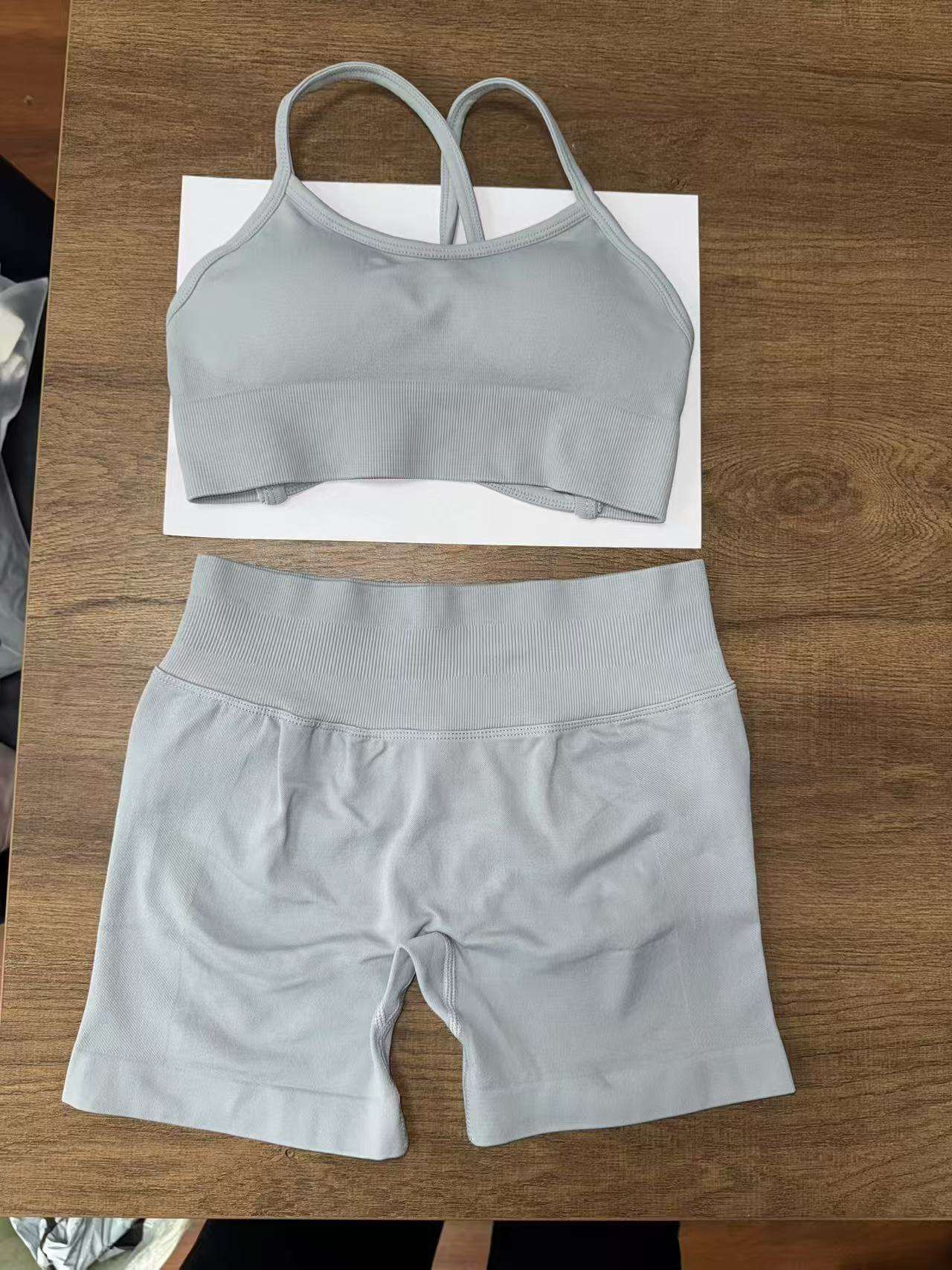 สีเทาอ่อน