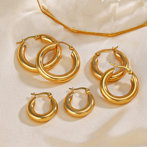 Boucles d'oreilles créoles tubulaires épaisses plaquées or PVD 18 carats, plusieurs tailles, en acier inoxydable hypoallergénique, minimalistes, audacieuses, en forme de cercle, vente en gros - Product Image 3