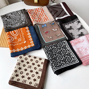 Foulards carrés 70 cm en soie imitation motif chevrons, accessoire de mode élégant pour le cou et les sacs, idéal pour les trajets quotidiens - Product Image 1