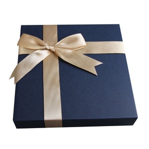 Cajas de Cartón Rígido con Borde Dorado y Lazos Decorativos Pre-Atados, con Bandeja de Plástico para Dulces y Chocolates - Product Image 6