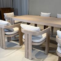 Table de jardin en bois avec plateau rectangulaire et pieds larges pour terrasse extérieure