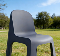 Chaise de jardin moderne en plastique pour l'extérieur, imperméable, portable, légère, sans accoudoirs, empilable, avec pieds coniques coulissants