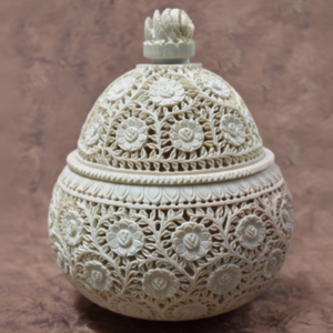 Pot rond en stéatite blanche avec couvercle, avec de superbes sculptures florales ajourées. Disponible aux prix de gros - Product Image 1