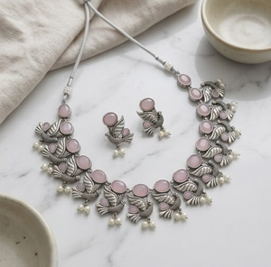 DIVYORO Ensemble de collier artisanal en forme d'oiseau rose pastel, finition oxydée, ensemble de bijoux élégants de créateur avec boucles d'oreilles, bijoux de mode - Product Image 1