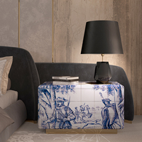 Table de chevet moderne et traditionnelle de luxe avec carreaux peints à la main et intérieur en feuille d'or