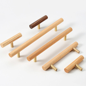 Poignées de meuble en bois en forme de T, en hêtre avec fixation en laiton, design minimaliste pour portes d'armoires - Product Image 1