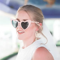 Lunettes de soleil en forme de cœur pour femmes, style vintage œil de chat, colorées et tendance, idéales pour les fêtes nuptiales