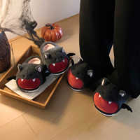 Pantoufles en peluche grises en forme de chauve-souris 3D, pantoufles d'intérieur confortables, figurine de chauve-souris mignonne, chaussures chaudes pour la maison pour Halloween