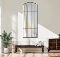 Miroir TV intelligent mural d'angle peu encombrant pour la décoration intérieure, avec cadre métallique arqué et écran intégré, idéal pour les salles de bain modernes