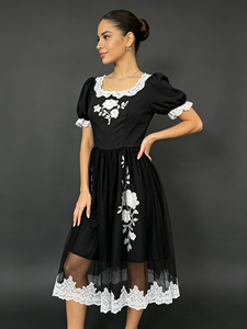 Robe midi vintage noire brodée de fleurs SWEET BABE avec manches bouffantes, col carré, coupe trapèze, idéale pour les fêtes, sur mesure - Product Image 2