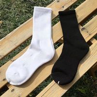 Chaussettes hautes unisexes pour adultes, en coton tricoté doux, couleur unie noir et blanc, avec logo discret, idéales pour le sport en automne, vente en gros