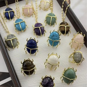 Doğal Kristal Renkli Böcek Şeklinde Kolye Ucu, Yüzük İçin Böcek Şekli Kuvars Taşlı Şık Kolye Kadınlar ve Erkekler İçin - Product Image 1