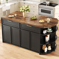 Meuble de cuisine rustique en noyer avec tiroirs de rangement, étagères ouvertes courbées, portes d'armoire noires, buffet autoportant