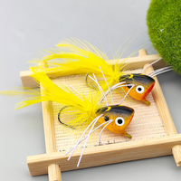 Señuelo artificial Popper Fly de 1.4g con anzuelo, tipo Popping Bug, con ojos 3D y plumas, para pesca de lucio, lubina, trucha, cabeza de serpiente en agua dulce.