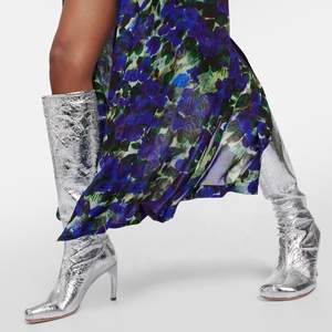 Botas Altas de Gamuza Sólida para Mujer con Cremallera Trasera Única, Tacón Fino, Plateadas, con Punta Cuadrada y Logotipo Personalizado - Product Image 2