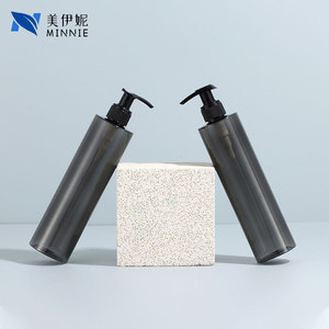 ขวดพลาสติกใสสีดำทรงเพรียวบางขนาด 300 มล. ยี่ห้อมินนี่ สำหรับใส่เจลแอลกอฮอล์แบบพกพาพร้อมหัวปั๊ม - Product Image 3