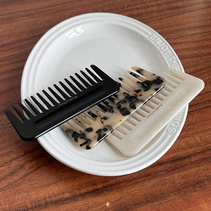 Ume OEM デザイン フランス製 高級 エレガント ゴールドロゴ 絶妙なべっ甲 4mm厚 アセテート製ヘアコーム 日常使い用 - Product Image 4