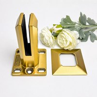 Support en verre doré brossé en acier inoxydable 304 à fente verticale avec anneau de couverture pour garde-corps en verre de maison de vente aux enchères, couvercle pyramidal