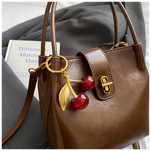 Borsa a Mano in Pelle PU con Design a Secchiello e Cerniera per Donne, Nuova Collezione 2026, <span class=keywords><strong>Borse</strong></span> a Spalla di <span class=keywords><strong>Lusso</strong></span> con Ciondolo a Ciliegia - Product Image 4