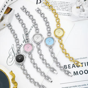 Montre élégante et stylée pour femme, niche et sophistiquée, petite et raffinée - Product Image 1