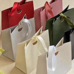 Sacs cadeaux en papier kraft de luxe écologiques en gros pour fabricants avec gaufrage, portables, personnalisables, deux tailles, ruban - Product Image 3