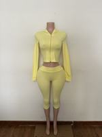 Ensemble court 2 pièces pour femme avec veste zippée à manches courtes et pantalon capri, personnalisable avec logo, idéal pour l'été et l'automne, tenue décontractée ou de sport