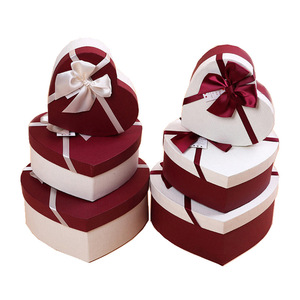 Boîte cadeau en carton recyclable écologique en forme de cœur avec nœud papillon, impression UV quadricolore pour foulards en soie et chocolats - Product Image 1
