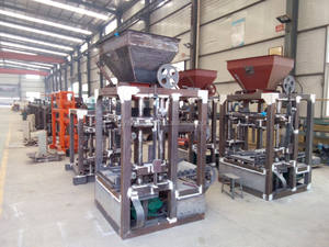 Vente chaude Machine à fabriquer des briques creuses <span class=keywords><strong>en</strong></span> béton semi-automatique multifonctionnelle QT4-24 Machine à fabriquer des briques solides <span class=keywords><strong>en</strong></span> <span class=keywords><strong>ciment</strong></span> - Product Image 4