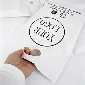 Sacchetti di Plastica Personalizzati con Manico, Borse in Polietilene di Lusso Fustellate, Sacchetti Trasparenti in LDPE per Abbigliamento - Product Image 1