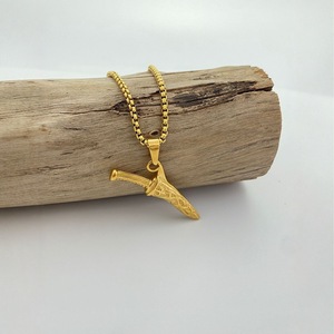 Yunnique – collier avec pendentif épée rétro européenne et américaine, en acier inoxydable doré, bijoux à la mode pour hommes et femmes - Product Image 4