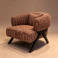 Fauteuil d'appoint moderne en tissu texturé plissé vertical couleur caramel, avec accoudoir enveloppant tout-en-un, housse amovible et lavable, finition noir mat incliné