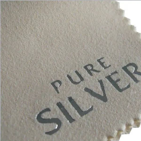 grijs zilver poetsdoek microfiber met reliëf afdrukken
