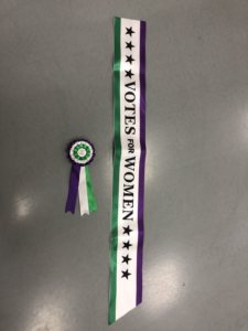 Kit de Disfraz de Suffragista Victoriana de 180 cm con Cinta 'Votos para las Mujeres' y Roseta, 100% Poliéster, Temática de Derechos de la Mujer, Día Mundial del Libro, para Adultos - Product Image 6