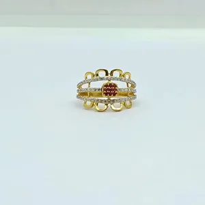 Anillo de Oro Tradicional con Racimo de Piedras Rojas y Capas con Cristales Incrustados, Joyería Festiva para Mujer, Anillo de Oro de Lujo - Product Image 1
