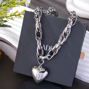 Vendita calda personalizzabile traforata croce Punk Rock Choker collana Choker di Halloween in lega placcata in oro ciondolo grande cuore d'amore da donna - Product Image 3