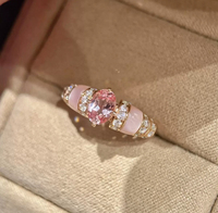 Bague pour femme en or rose, délicatement ornée d'une coquille ovale et d'un diamant rose de laboratoire, luxe et mode