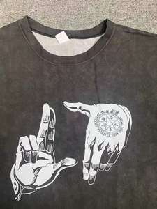 T-shirt noir vintage personnalisé pour hommes, style rétro, streetwear 100% coton, avec geste unique de la main et impression de symboles occultes - Product Image 6
