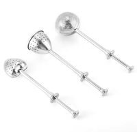 Vente en gros 304 Filtre à mailles en forme de bille en acier inoxydable Poussoir pour théière à long manche Infuseur à thé réutilisable à usage domestique