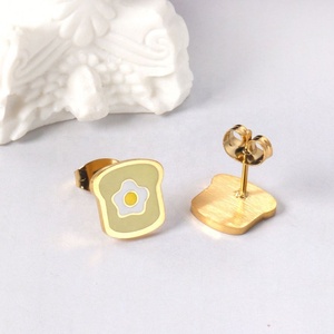 Boucles d'oreilles clous personnalisées pour enfants, motif œuf poché émaillé, en acier inoxydable plaqué or 18 carats, vente en gros - Product Image 2