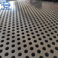 Panneaux métalliques perforés sur mesure utilisés pour la décoration des plafonds et des murs.