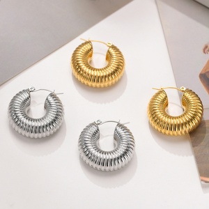Nouvelles boucles d'oreilles créoles dorées de créateur, grandes et épaisses, pour femmes - Product Image 5
