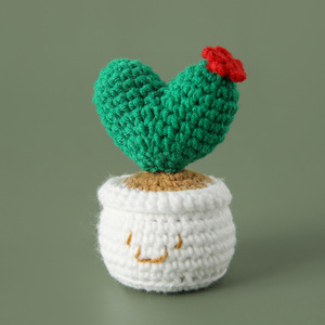 Adorno de <span class=keywords><strong>Cactus</strong></span> en Maceta con Forma de Corazón Rojo/Verde, Muñeca de Ganchillo para el Hogar, Adornos de Bricolaje, Decoración Art Deco, Producto Terminado de Hilo Tejido a Mano - Product Image 3