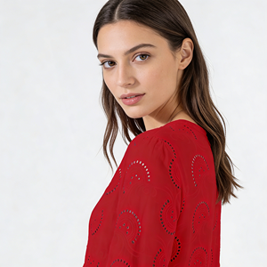 Robe décontractée mi-longue pour femme grande taille, rouge, à broderie anglaise, col en V, motif 3D, tricotée, coupe ample, manches cloche, ourlet à volants - Product Image 1