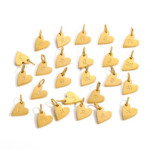 Dijes con Iniciales de Corazón |   Colgantes de Letras del Alfabeto en Acero Inoxidable Chapado en Oro PVD de 18K |   Resistente al deslustre, impermeable e hipoalergénico - Product Image 1