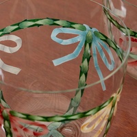 Ensemble de carafe à eau et de verres décoratifs imprimés avec guirlande de rubans colorés et nœuds pour table