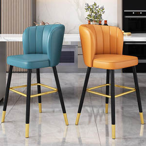 كراسي بار عصرية أنيقة من الجلد الصناعي بإطار معدني قوي، كراسي عالية لطاولة البار في غرفة المعيشة مع إمكانية الدوران 360 درجة - Product Image 1