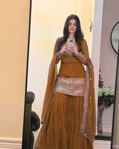 Dernier modèle de haut en faux georgette pour soirée, avec de magnifiques broderies entièrement en sequins et Sharara en Dori avec dupatta - Product Image 3